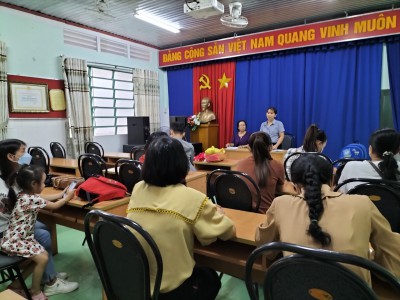 Cô Trần Minh Châu - Hiệu trưởng nhà trường báo cáo kết quả hoạt động của nhà trường
