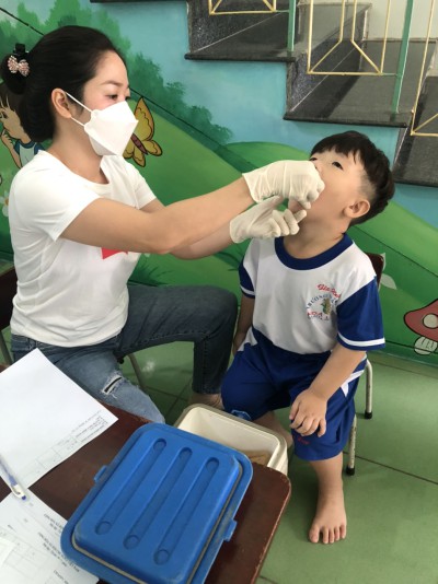 Trường Mầm Non Hoa Lan  tổ chức cho trẻ uống vắc xin phòng bại liệt vòng 2 tại trường.