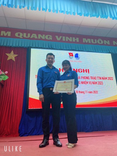 Tập thể trường MN Hoa Lan nhận giấy khen htxs hoạt động đoàn.