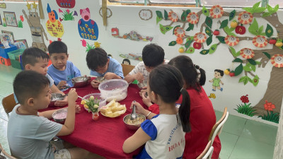 Bửa ăn gia đình của các bé Trường MN Hoa Lan