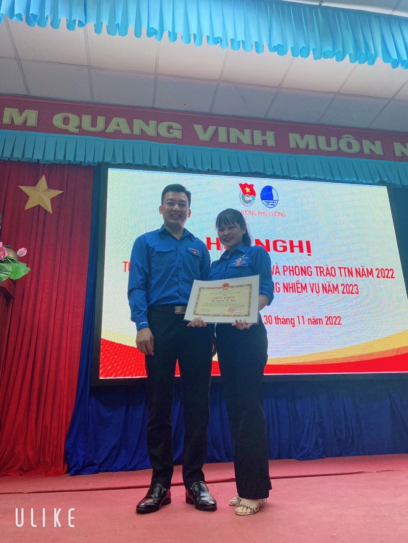 Tập thể trường MN Hoa Lan nhận giấy khen htxs hoạt động đoàn.